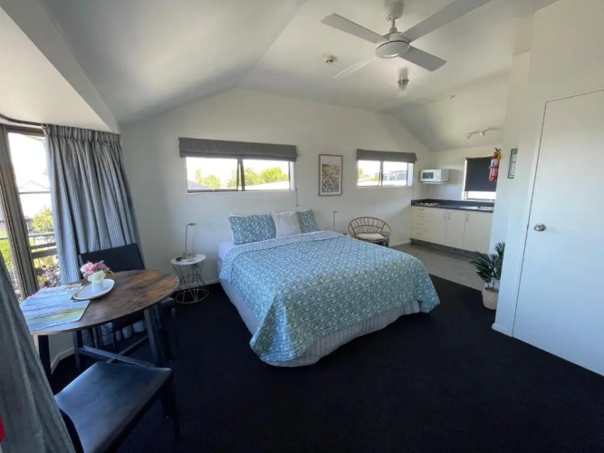 Colonial Motel