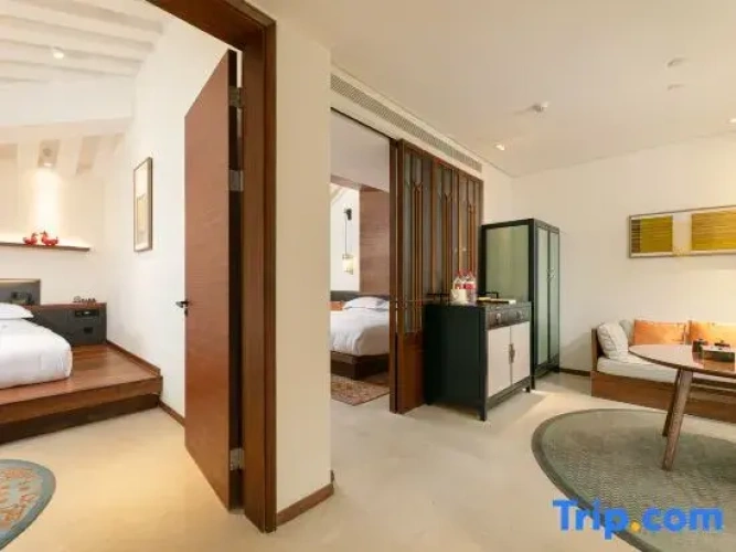 2 Bedrooms Suite with courtyard view