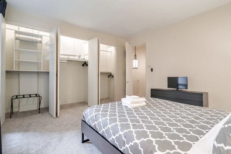4 BD 2.5 Baths! Steps Away From Liberty Bell!