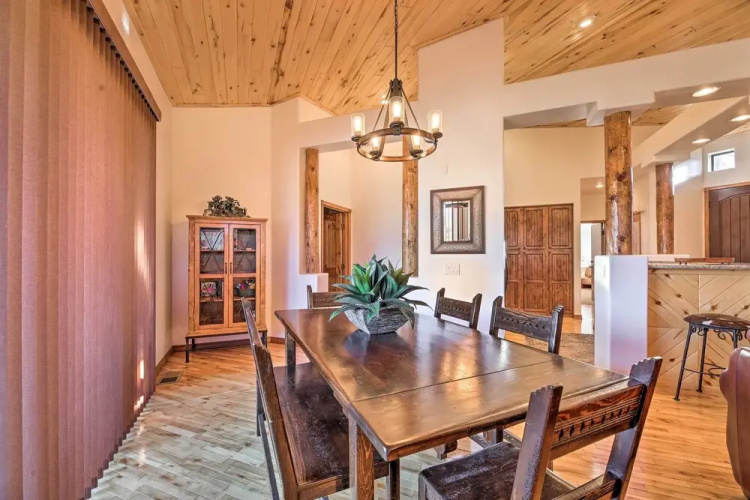 Hike & Explore: Cozy Show Low Gem w/ Fireplace!