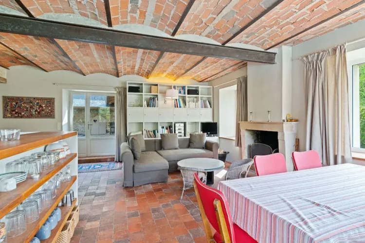 Charming Holiday Home in Yevre-la-Ville with Pool