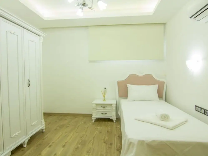 6 Bedrooms Villa