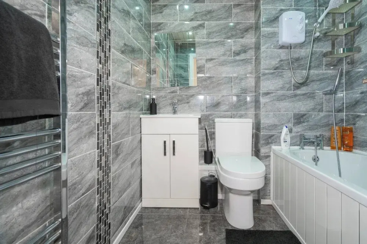 2 Bed-sleeps 4-private Garden- Free Parking