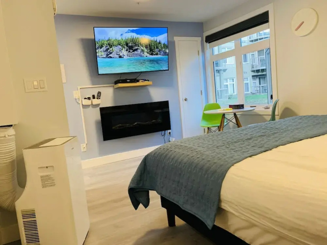 A Lovely Studio with Full Kitchen & AC