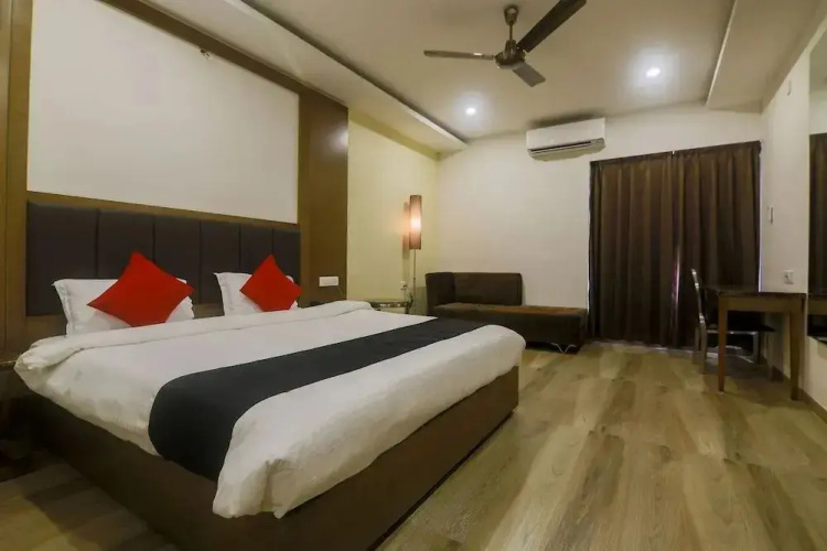 Club Nirvana by OYO Rooms