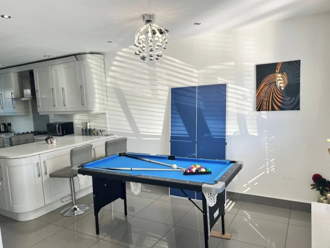 4 Bedrooms Cottage