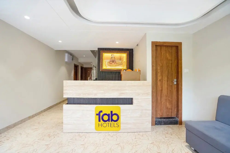 Fabhotel White Pearl