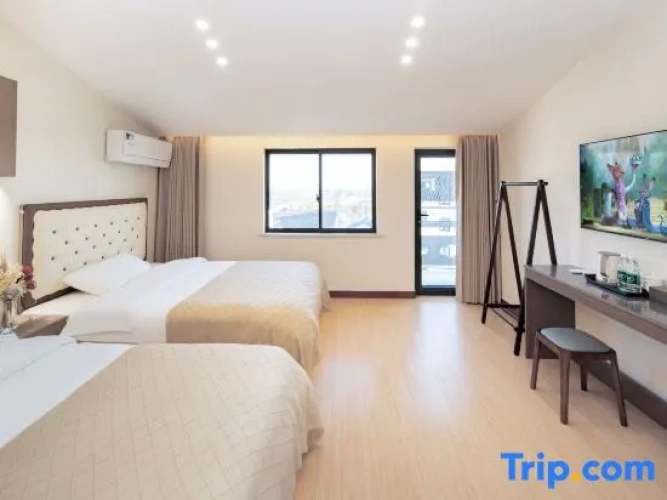 Standard Twin room with lake view