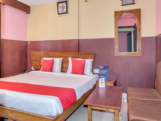 OYO 10685 Hotel Centre Point