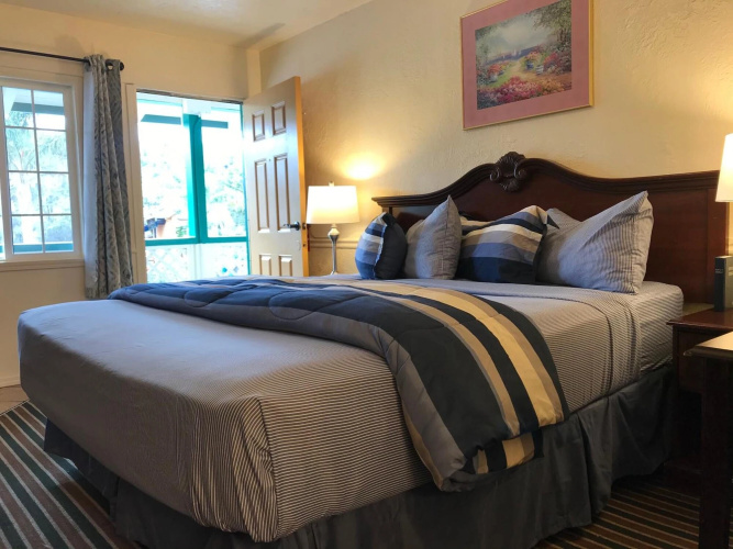 Monterey Pines Inn
