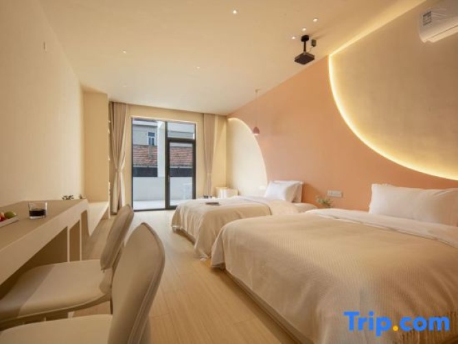 Standard room with courtyard view