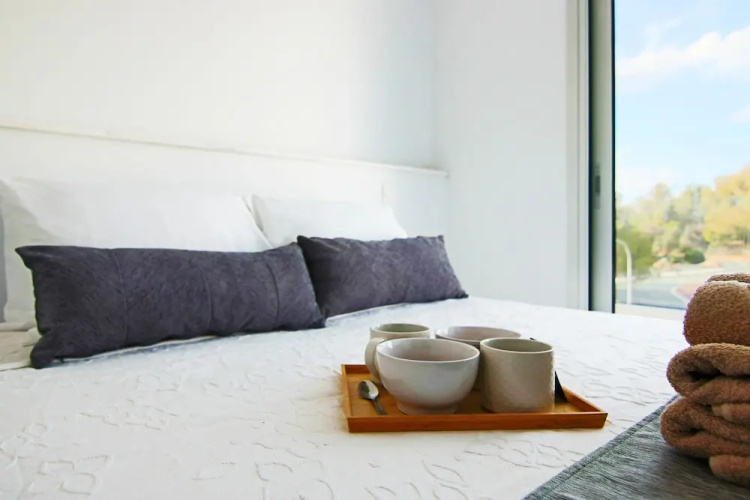 Phaedrus Living: Seaside Executive Flat Harbour 202