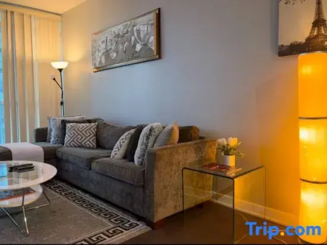 Spacious-Cozy 2Bed Condo in Square Ones Misissauga