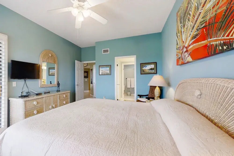 Dog-friendly Condo Steps to Beach wth Pool, AC & Elevator