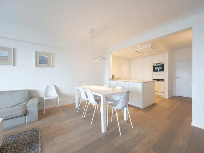 Spacious Seaside Apartment