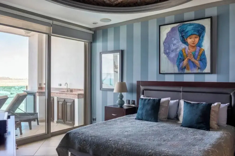 Luxury Beachfront Condo on Sandy Beach