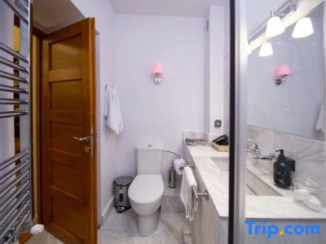 Rainforest Studio Downtown by Pretty Apartments