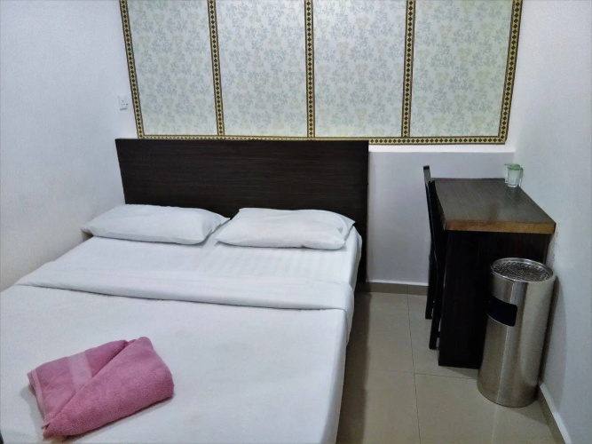 OYO 89407 EZI Hotel