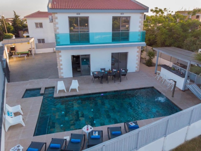 4 Bedrooms Villa