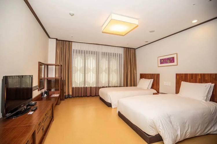 Standard Twin room with balcony