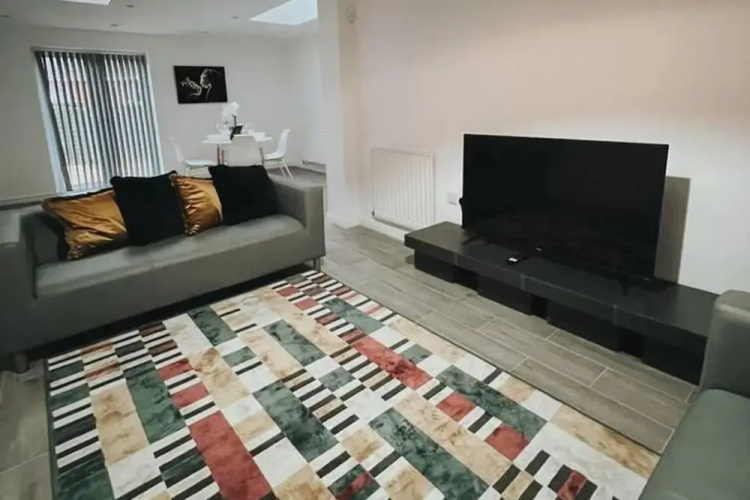 Stunning 3-bed House in Oldbury