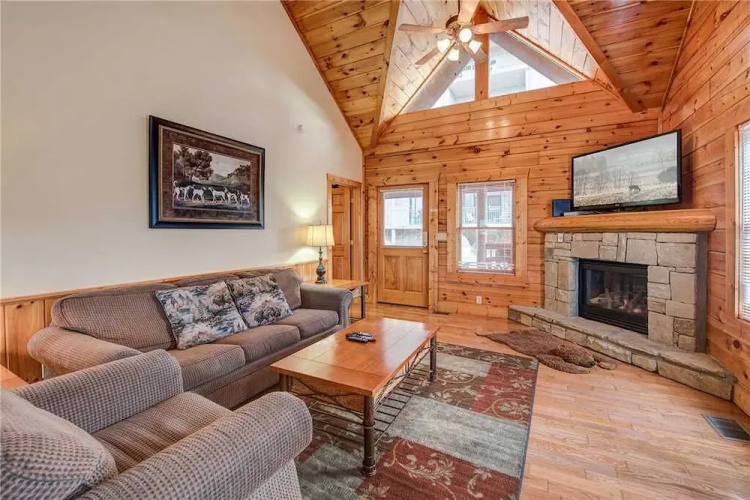 Bear Hyde 3 Bedroom Home with Hot Tub