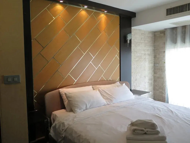 7A - 2 Bedrooms and 2 Bathrooms Located at Downtown Apartment With Shared Pool
