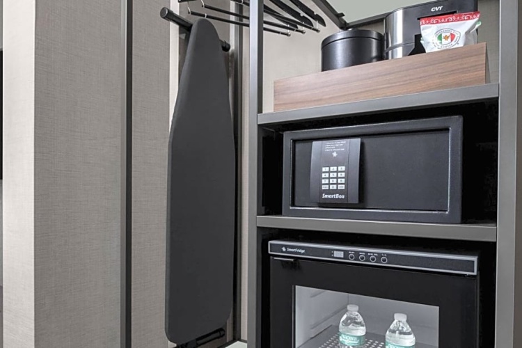 Standard Quadruple room with city view