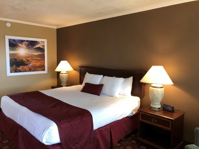 Days Inn & Suites By Wyndham Logan