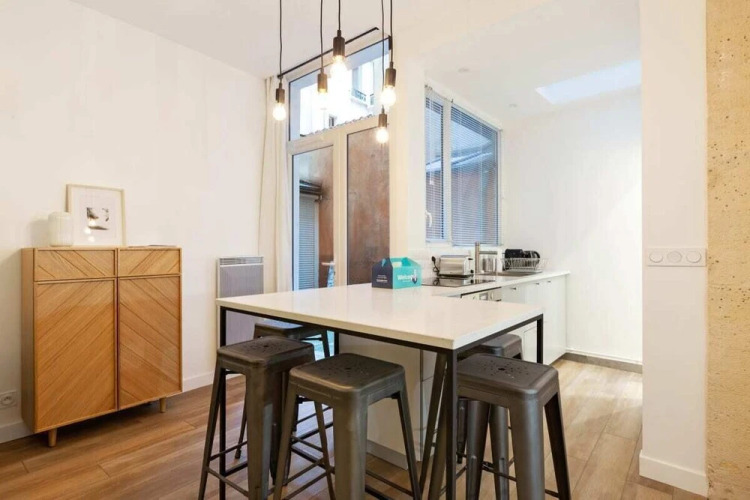 Chic & Contemporary Apartment With Two Bedroom - Image 14