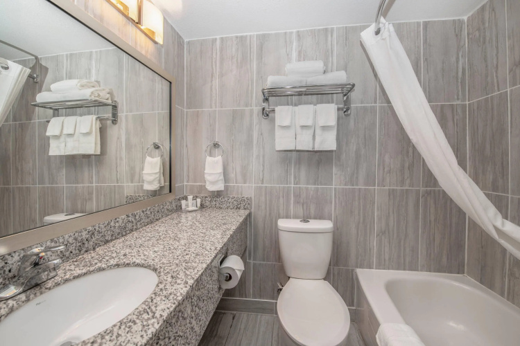 Clarion Pointe photo 11