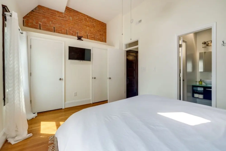 3 Bedrooms Apartment