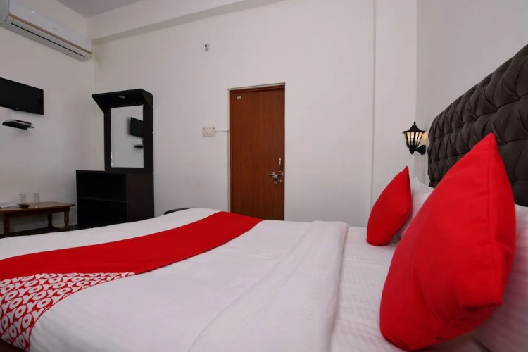 OYO 12193 Sandhya Hotel