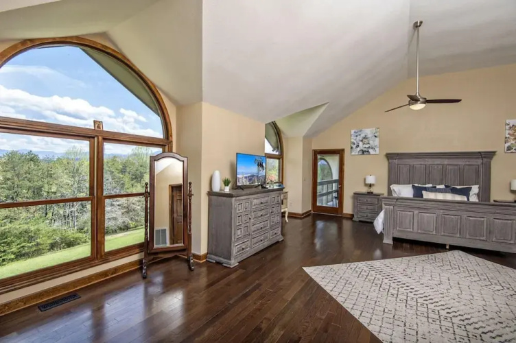 Crestview Estate By Heritage Cabin Rentals