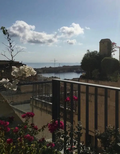 Spacious 1BR Penthouse With a Rooftop Terrace