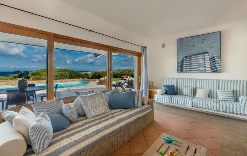 5 Bedrooms Villa