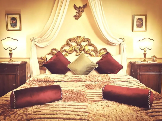 Classic Style Apartment In Center