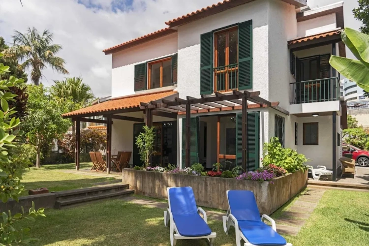 3 Bedrooms Cottage with balcony