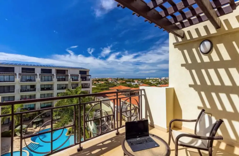 3BR 3BA Duplex w Amazing Views Pool Amenities