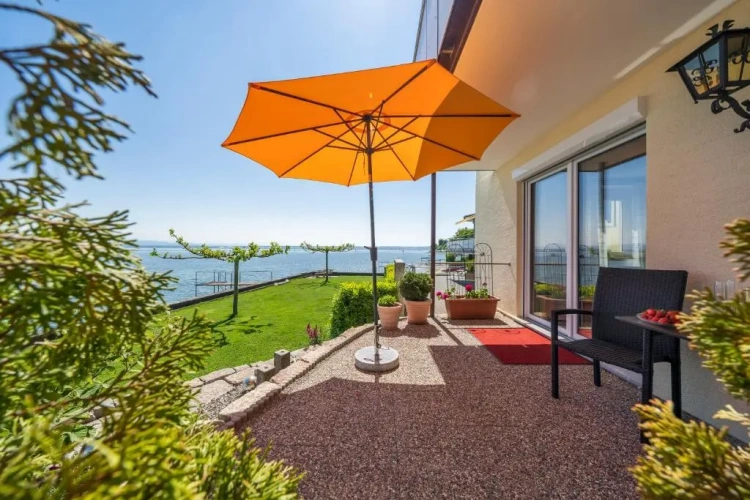 Apartment with lake view