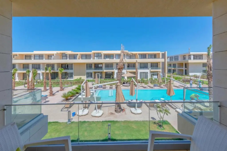 Boho-Chic Studio Apartment in G-Cribs, Pool View
