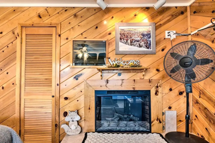 Cozy Studio w/ Fireplace ~ 1 Mi to Ski Resort
