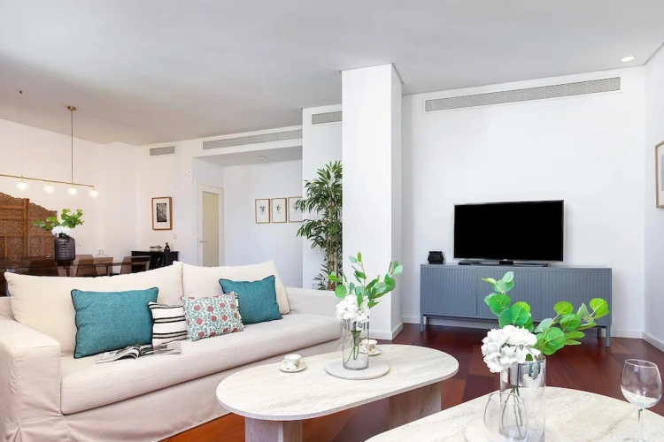 4 Bedrooms Apartment