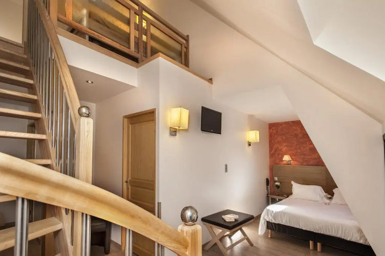 Logis Hôtel Restaurant Les 2 Rives - A75, en bordure de rivière