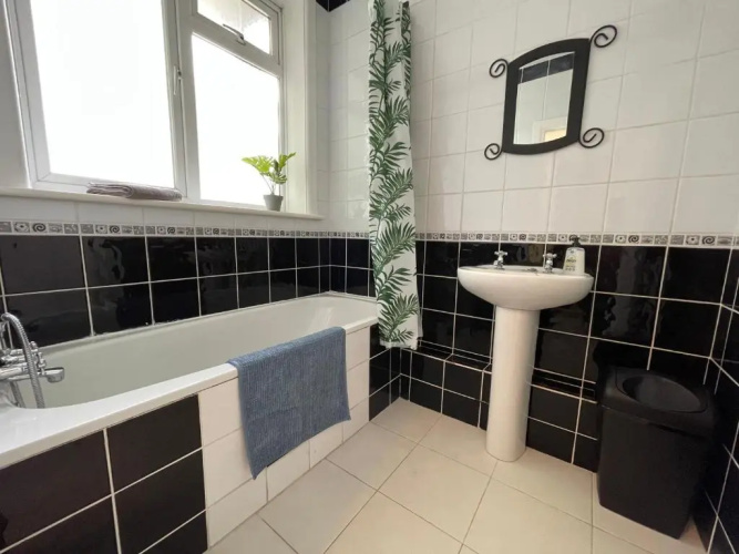Bournemouth 3 Bedroom - Parking