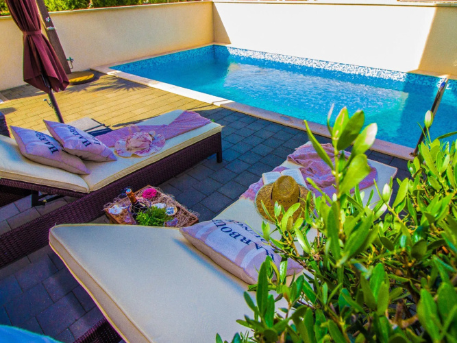 Modern Apartment in Šilo with Private Swimming Pool