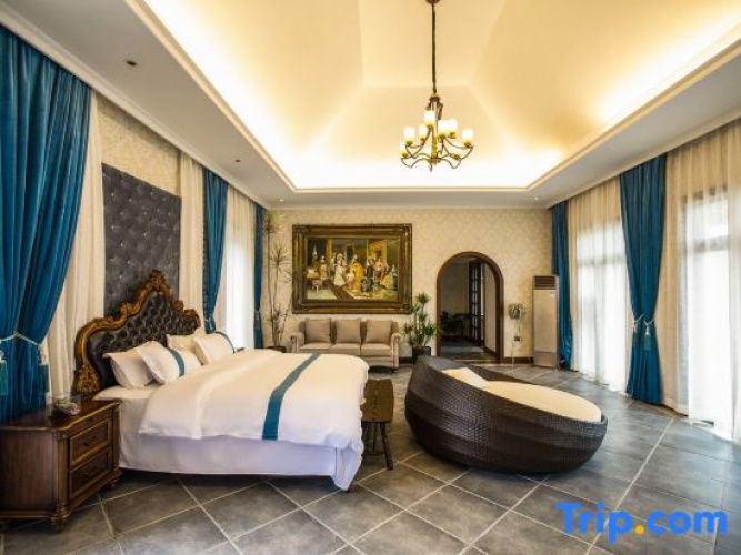 5 Bedrooms Villa