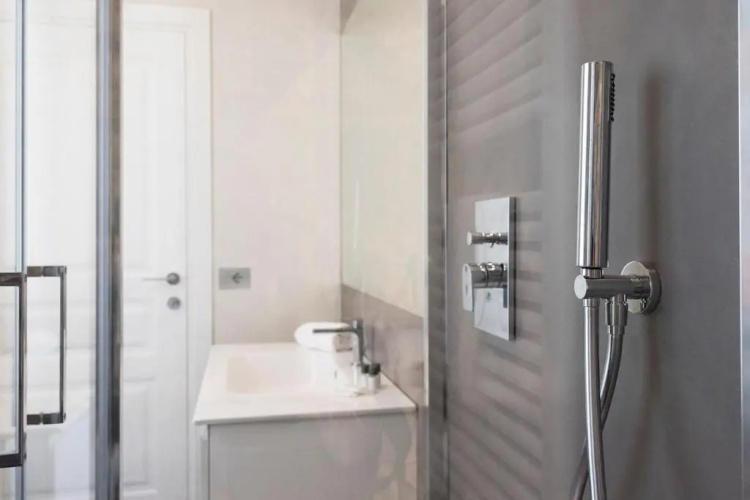 ALTIDO Stylish Apt for 4, close to Como Centre