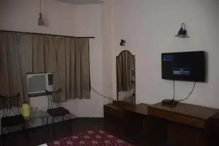 Hotel Tri-Lok Palace