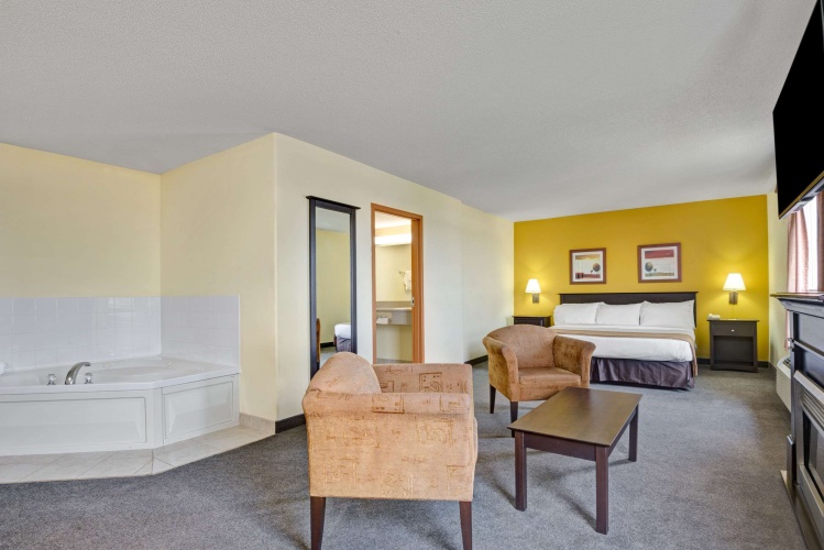 Super 8 by Wyndham Barrie photo 7